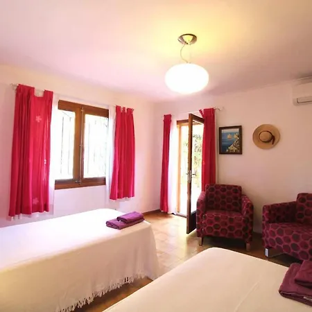 Gato Den Vives Casa 4 Con Piscina Holiday home